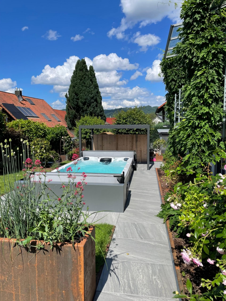 Swim Spa Schluchsee mit Cortenstahl-Pflanzkübeln und Lamellendach Schwarzwald Panorama in Gengenbach