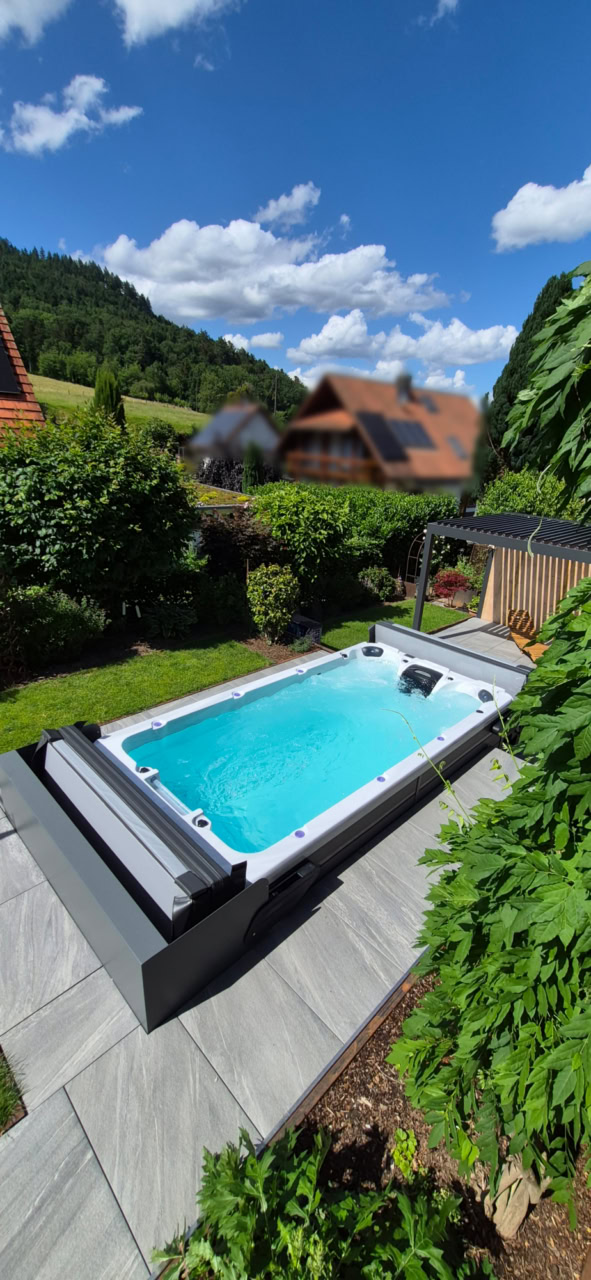 Teilversenkter Swim Spa Schluchsee mit Abdeckungslifter im pulverbeschichteten Metallrahmen in Gengenbach