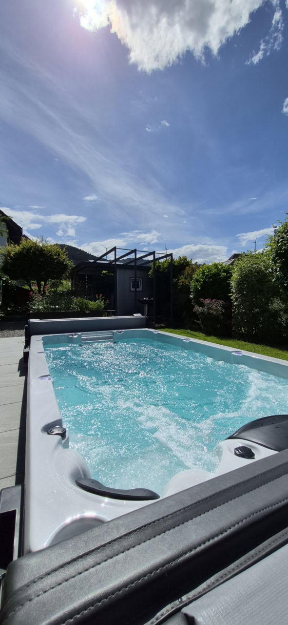 Sprudelndes Wasser im Swim Spa Schluchsee mit Blick auf das Lamellendach in Gengenbach