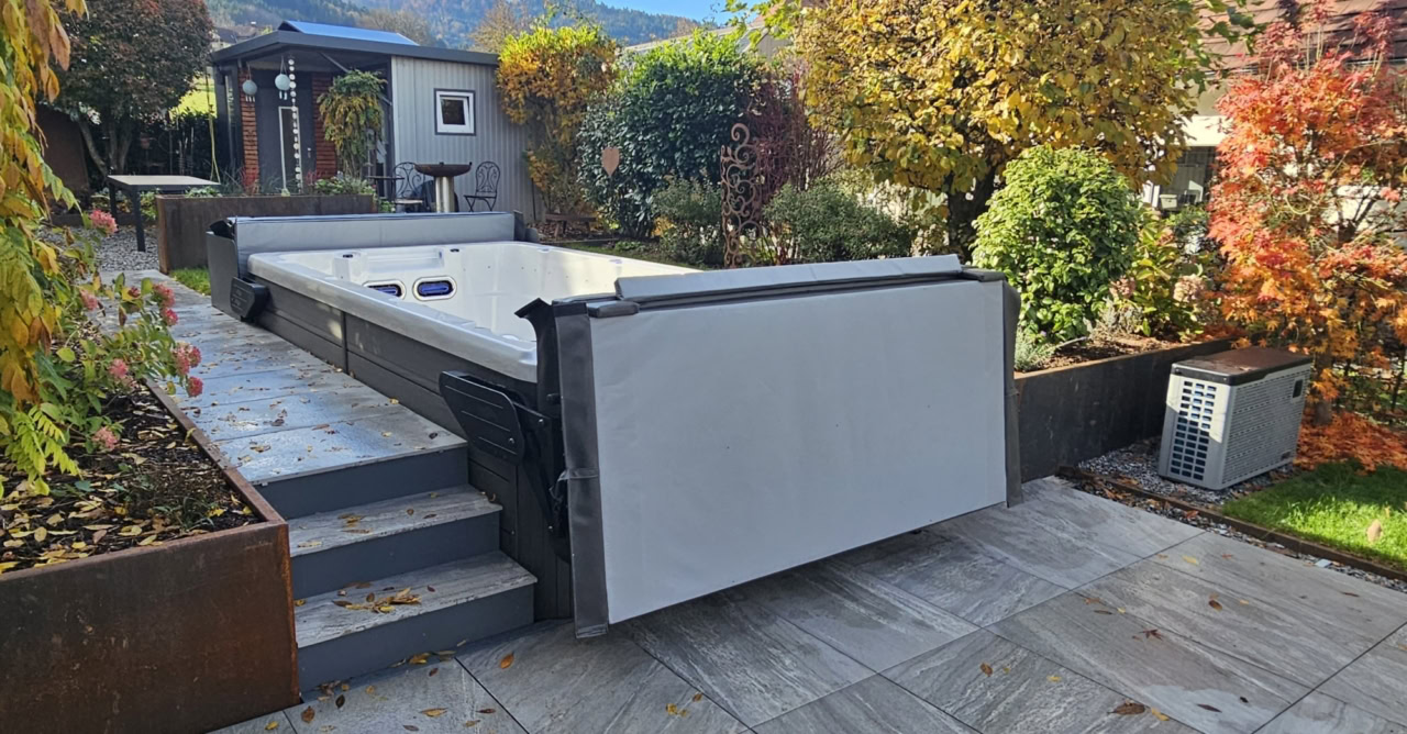 Swim Spa Schluchsee mit Treppenzugang, Premium II Abdeckungslifter und Cortenstahl-Wänden in Gengenbach