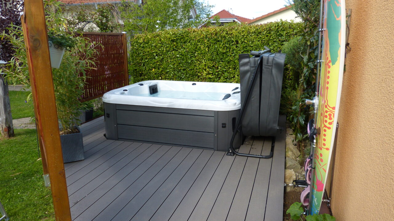 Outdoor Whirlpool mit Abdeckung