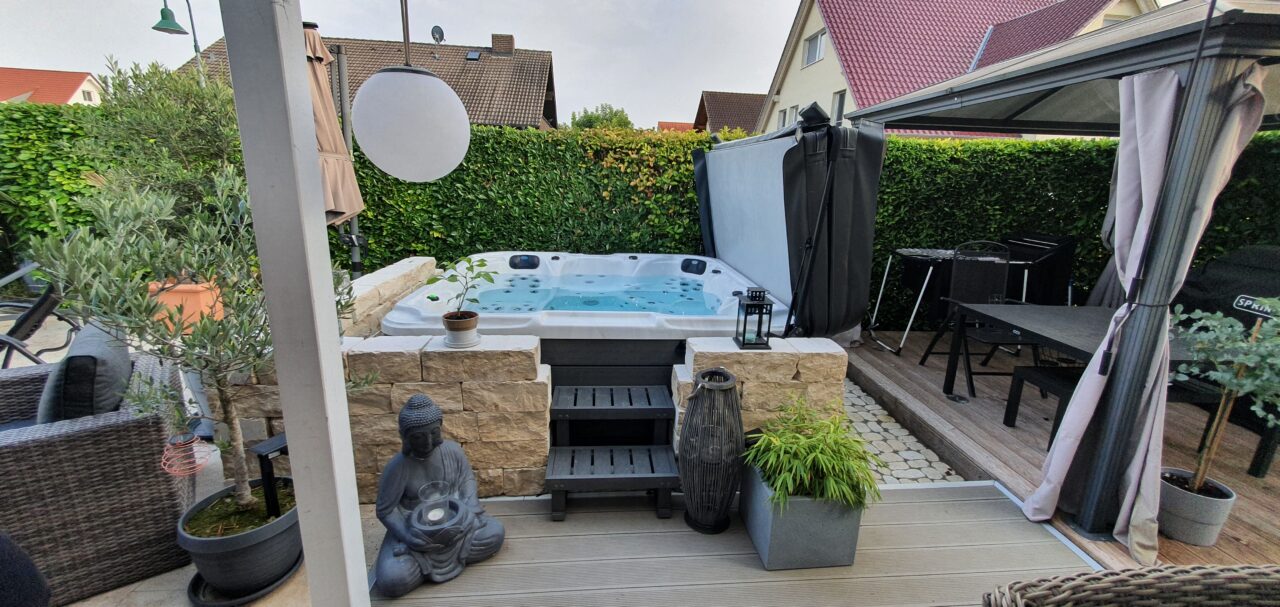 Outdoor Whirlpool mit winterfesten Abdeckung