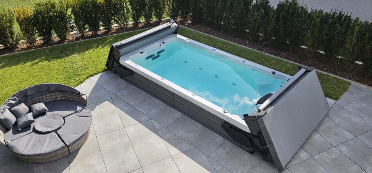 Swim Spa Schluchsee zu zwei Dritteln im Boden eingelassen in Ortenberg