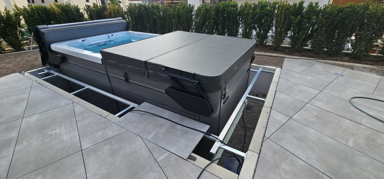 Keramikplatten-Umrandung auf verzinkter Metallunterkonstruktion um Swim Spa in Ortenberg