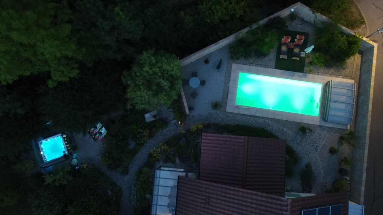 Swim Spa und Whirlpool bei Nacht LED beleuchtet