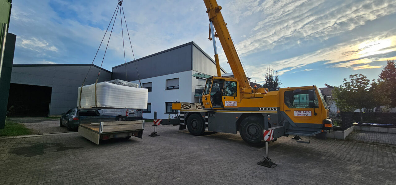 Whirlpool Allerheiligen in Gengenbach – Installation auf Metallbalkon mit Lamellendach