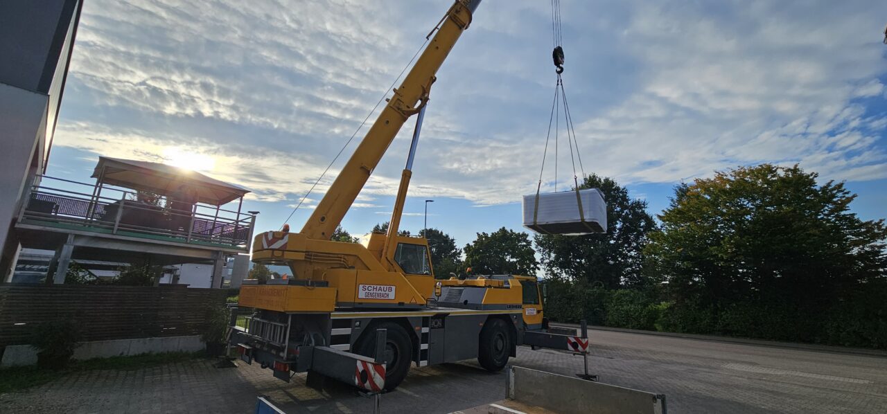 Whirlpool Allerheiligen in Gengenbach – Installation auf Metallbalkon mit Lamellendach