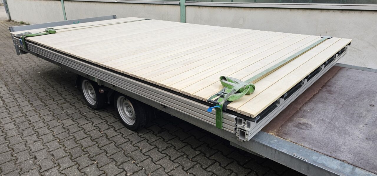 Seitlicher Motorantrieb mit Zahnstange auf Edelstahlschiene für das elektrische Schiebedeck.