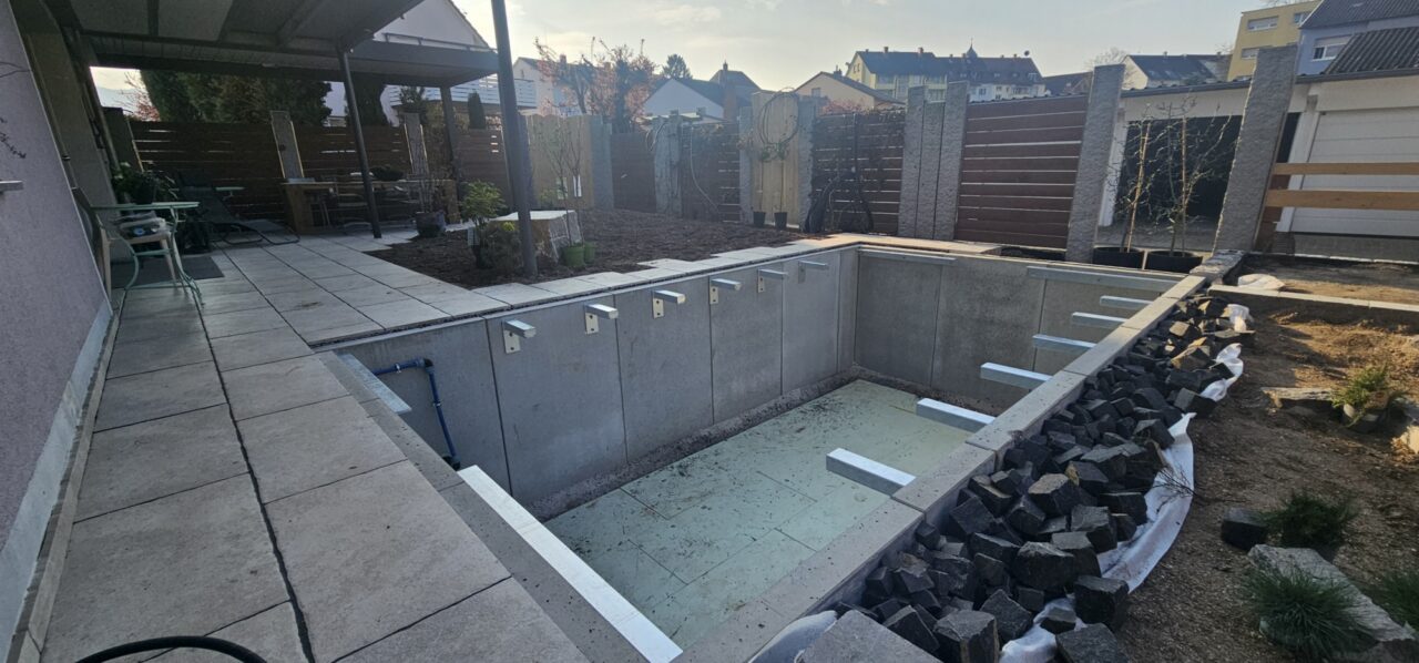 Stabile Unterkonstruktion aus verzinkten Metallkonsolen für die Accoya-Holzumrandung.