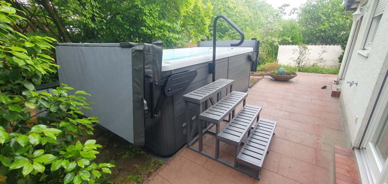 Zwei Premium II Abdeckungslifter am SwimSpa Schluchsee für freien Blick in den Garten