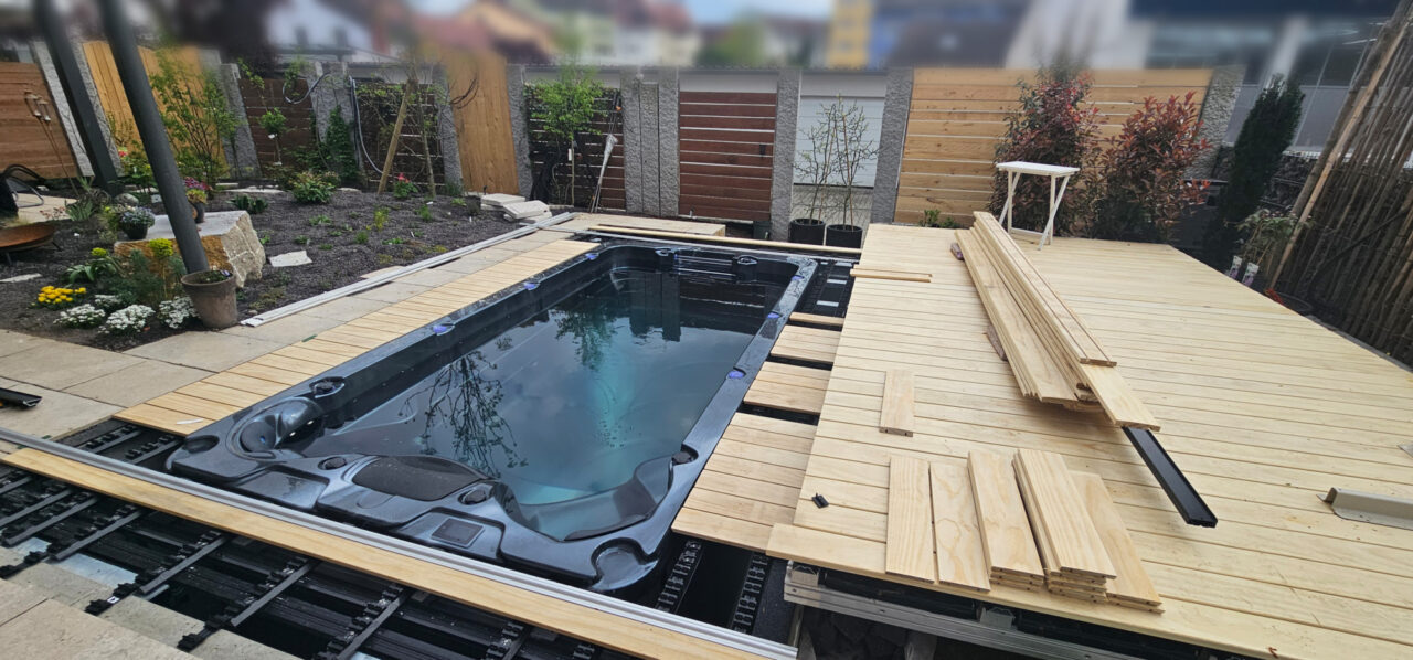 Entnehmbare Accoya-Holzroste für die Revisionsöffnung der SwimSpa-Betonwanne.