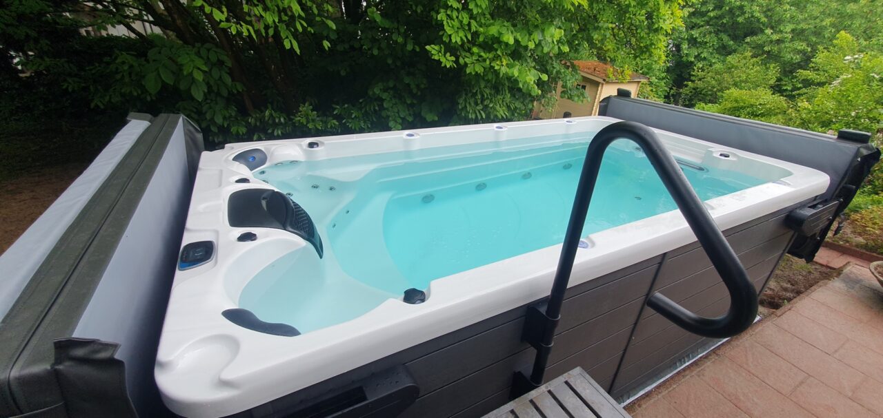 Hohe Einstiegstreppe mit Sicherheitshandlauf am SwimSpa Schluchsee in Offenburg