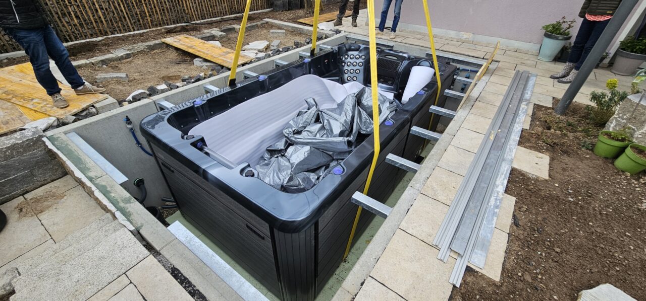 Bodeneben eingelassener SwimSpa Schluchsee in Offenburg mit Umrandung aus Accoya-Holz.