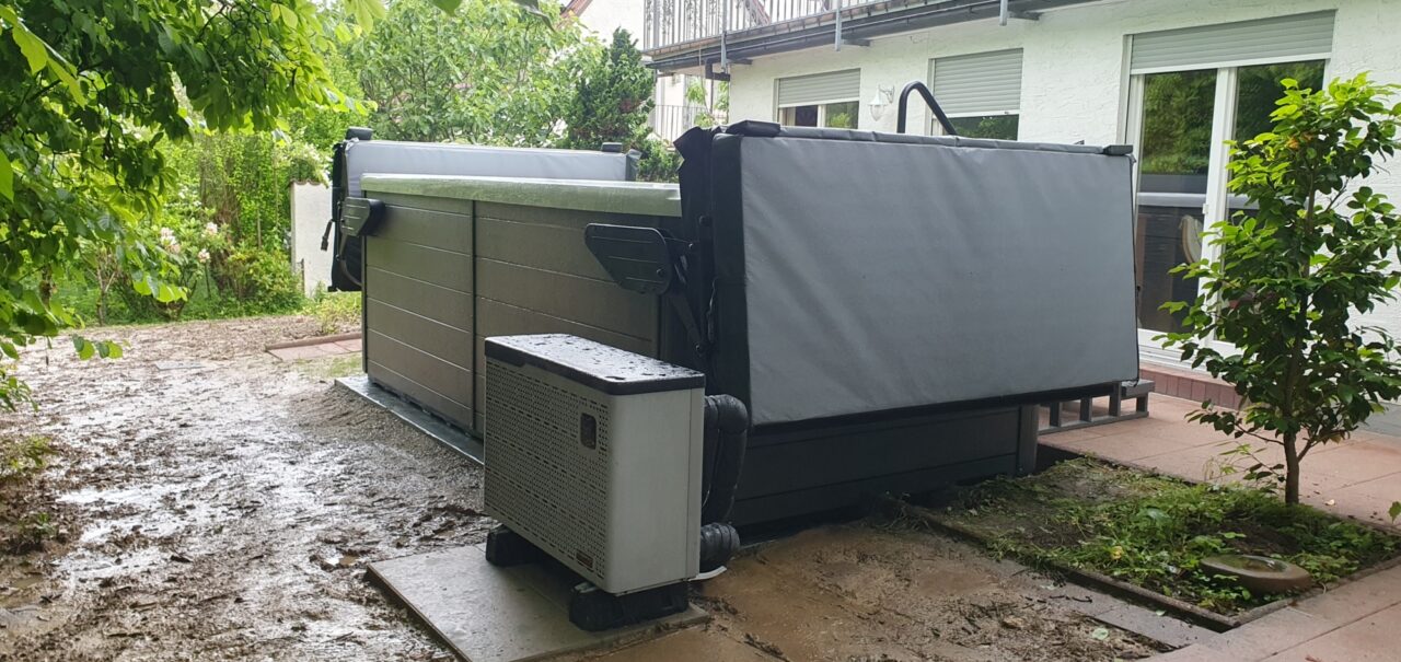 Inverpac 14 Wärmepumpe direkt neben dem SwimSpa Schluchsee in Offenburg montiert