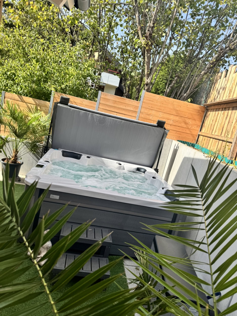 Whirlpool Geroldsau mit Premium I Abdeckungslifter und Buddha-Dekoration