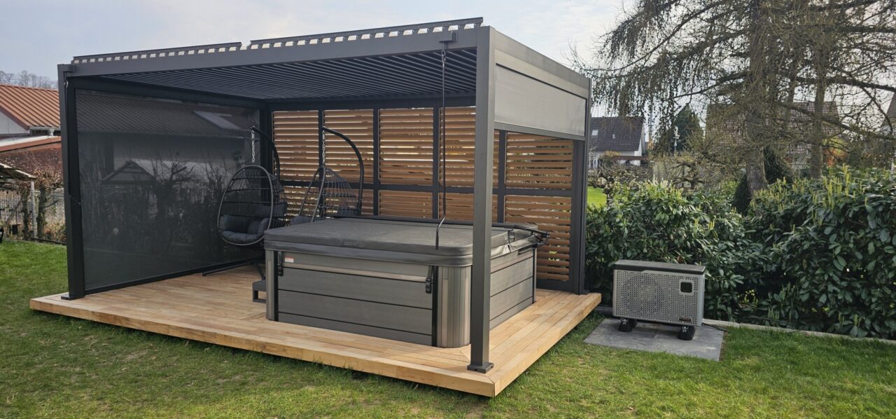 Whirlpool Geroldsau in Ettenheim bündig in eine maßgefertigte Holzterrasse mit Wärmepumpe integriert