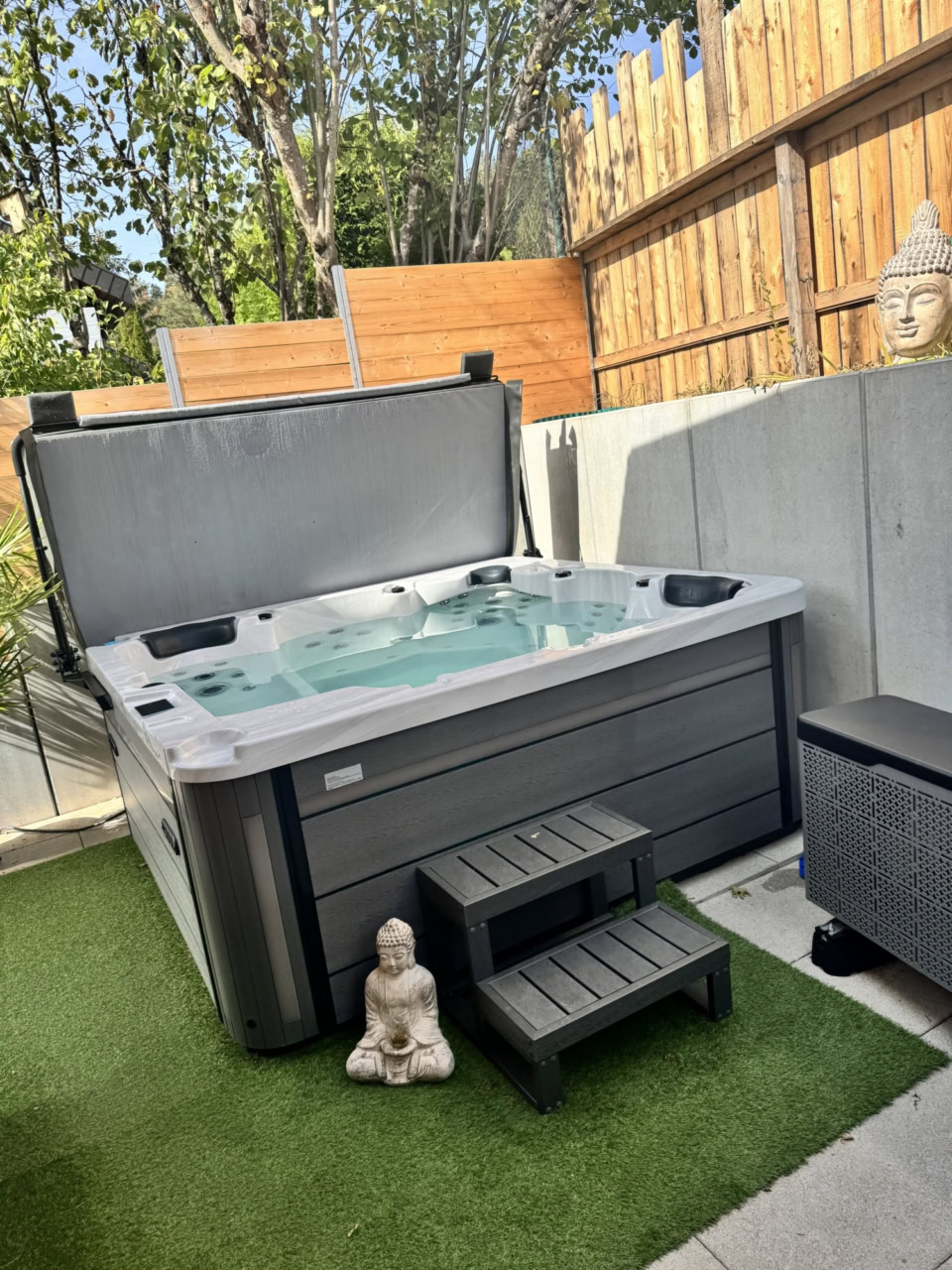 Gemütliche Wellness-Oase mit Whirlpool Geroldsau und rustikaler Holz-Sichtschutzwand in Tennenbronn