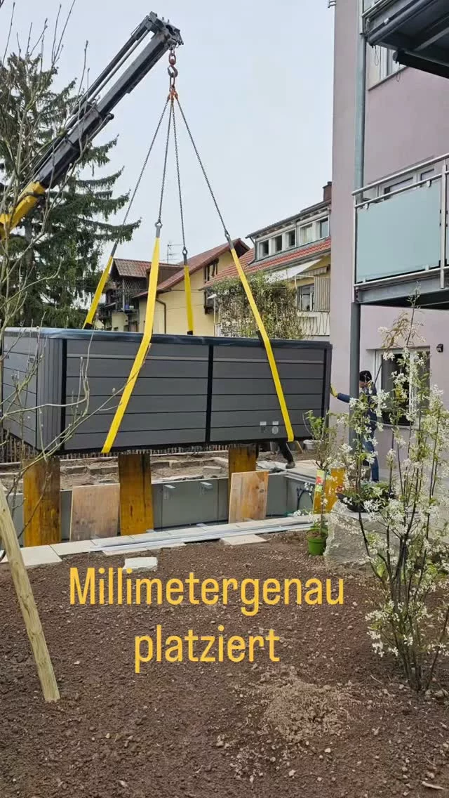 Der Moment bevor der Traum ankommt 🚁💦*

Unser Swim Spa "Schluchsee" von Black Forest Pools schwebt gerade über der Grube. 
Noch 2 Meter, dann hat er seinen festen Platz.

Ab morgen: Gegenstrom schwimmen, sprudeln, abschalten. Zuhause. Jeden Tag.

#blackforestpools #swimspa #schluchsee #kranlieferung #traumgarten