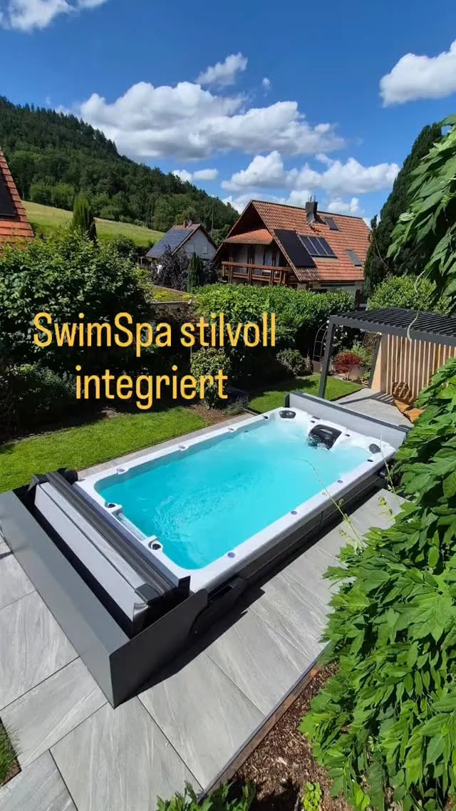 ✨ Exklusive Wellness-Oase im eigenen Garten ✨

Dieser Swim Spa Schluchsee wurde halbeingelassen in die Gartenlandschaft integriert und fügt sich durch die unterschiedlichen Ebenen harmonisch in das Gesamtbild ein.

Besondere Akzente setzen die seitlichen Metallwände in moderner Rostoptik, die dem Projekt einen einzigartigen Charakter verleihen. Für höchsten Komfort sorgt der eingelassene Premium II Abdeckungslifter, während die natürliche Kupferdesinfektion für ein angenehmes und nachhaltiges Badeerlebnis sorgt.

Direkt angrenzend erweitert das Lamellendach „Schwarzwald Panorama“ den Wellnessbereich und schafft einen stilvollen Platz zum Entspannen – bei jedem Wetter.

Ein durchdachtes Projekt, das Design, Funktionalität und Wohlfühlatmosphäre perfekt vereint. 💧

#SwimSpa #Gartenbau #WellnessZuhause #OutdoorLiving #Poolbau