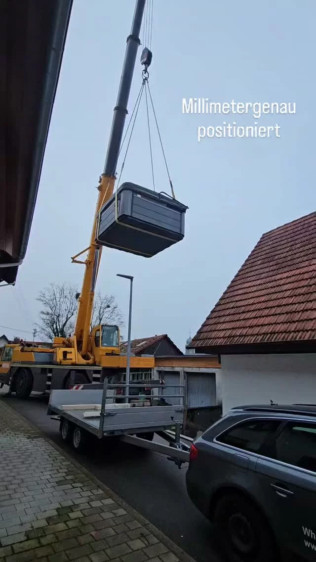 Hier wurde unser Whirlpool-Modell „Todtnau“ von Black Forest Pools an seinen neuen Platz gebracht – und das war echte Präzisionsarbeit! 🏗️♨️

In einer engen Straße wurde der Whirlpool per Kran über das Haus gehoben und millimetergenau auf den vorbereiteten Balkon gesetzt. Wo der Platz knapp ist, sind Erfahrung, Planung und ein perfekt eingespieltes Team gefragt.

Genau dafür sind Profis da. 💪

#BlackForestPools #Whirlpool #Kranmontage #Wellness #OutdoorLiving