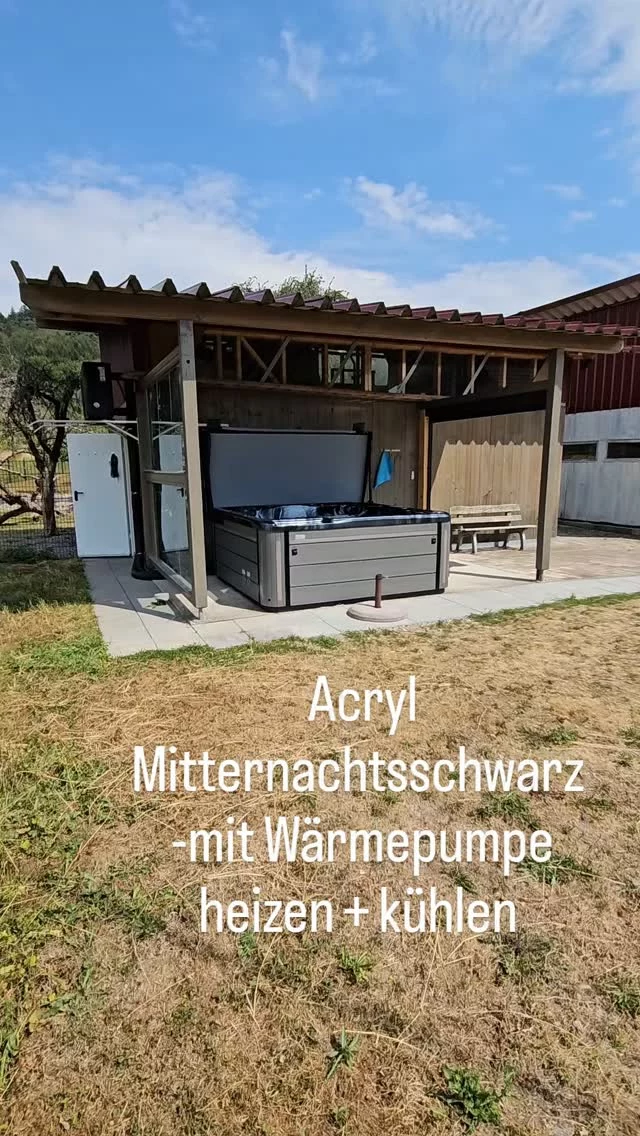 🖤 Ruhe. Design. Wohlfühlmomente. 🖤

♨️ Ein Whirlpool Allerheiligen von Black Forest Pools in edlem Acryl Mitternachtsschwarz, kombiniert mit einer eleganten schwarzen Wärmepumpe, die platzsparend außerhalb der Überdachung an einer Wandkonsole montiert ist.

🌿 Geschützt unter der Überdachung und umgeben von weitläufigen Wiesen entsteht ein Ort, an dem Entspannung auf modernes Design trifft.

☁️ Perfekt, um den Alltag hinter sich zu lassen – bei jedem Wetter.

✨ Stilvoll. Effizient. Zeitlos. ✨

🖤 Black Forest Pools – Wellness für Zuhause.

#Whirlpool #WellnessZuhause #OutdoorWellness #SpaMomente #BlackForestPools