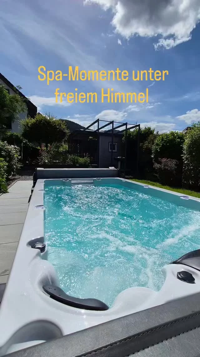 Blauer Himmel, warmes Wasser und pure Entspannung. 💙☀️

Im Swim Spa Schluchsee von Black Forest Pools den Alltag hinter sich lassen: eine entspannende Massage genießen, ein paar Bahnen schwimmen oder einfach die Augen schließen und die Sonne auf der Haut spüren. 
So fühlt sich Wellness im eigenen Garten an. 🌿✨

#BlackForestPools #swimspa#gartenwellness#outddorliving
#wellneszuhause