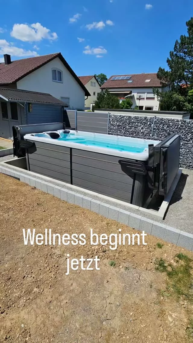 Ein weiteres Projekt nimmt Form an. 💦🌿
Der SwimSpa Schluchsee von Black Forest Pools wurde frisch installiert und mit Wasser befüllt – ein großer Meilenstein auf dem Weg zur fertigen Wohlfühloase.

Als Nächstes wird das Holzpodest bündig an die äußere Steinkante angepasst. Die Höhe wurde dabei ganz bewusst so geplant, dass die beiden Premium II Lifter nach dem Öffnen der Thermoabdeckung gerade stehen und optimal funktionieren.

Wir freuen uns schon darauf, euch das fertige Ergebnis zu zeigen! ✨

#BlackForestPools #SwimSpa  #Gartenprojekt #WellnessZuhause #OutdoorLiving