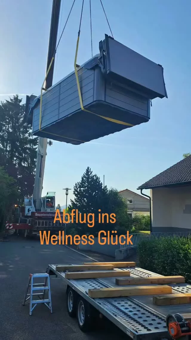 Spektakuläre Landung im neuen Garten! 🏗️💥 Unser Swim Spa „Schluchsee“ von Black Forest Pools kommt heute per Kran eingeflogen. Mit an Bord: gleich zwei unserer Premium 2 Lifter für ultraleichtes Öffnen der Abdeckung. Schneller und komfortabler wird der eigene Traumgarten nicht! 😉💦 Wann dürfen wir bei dir anliefern?

#BlackForestPools #SwimSpa #WellnessZuhause #Traumgarten #Krananlieferung