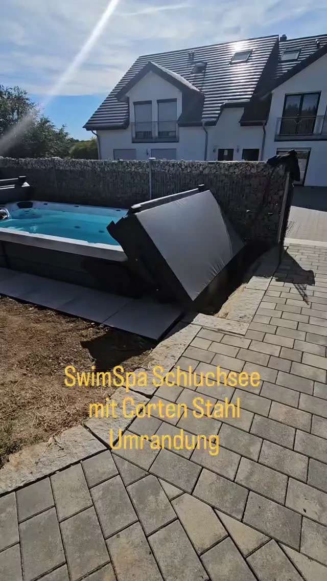 💦 Swim Spa „Schluchsee“ – perfekt integriert

Unser Swim Spa „Schluchsee“ wurde zu 2/3 eingelassen und stilvoll in die Außenanlage integriert.

Für die Umsetzung wurde zunächst das erforderliche Loch ausgehoben und eine Styrodur-Bodenplatte erstellt. Die Cortenstahl-Umrandung setzt einen modernen Akzent und wurde gleichzeitig so geplant, dass ausreichend Freifläche für spätere Revisionsarbeiten bleibt.

Die umliegende Plattenfläche wurde passend zum 60-cm-Plattenmaß exakt angepasst.

Technisch ausgestattet mit:
🔹 2x Premium II Lifter
🔹 Wärmepumpe Inverpac 09
🔹 natürliche Kupferionisierung

Ein rundum durchdachtes Projekt – modernes Design, durchdachte Technik und maximaler Wellnesskomfort. 💦✨

#SwimSpa #BlackForestPools #Cortenstahl #WellnessZuHause #Gartenideen